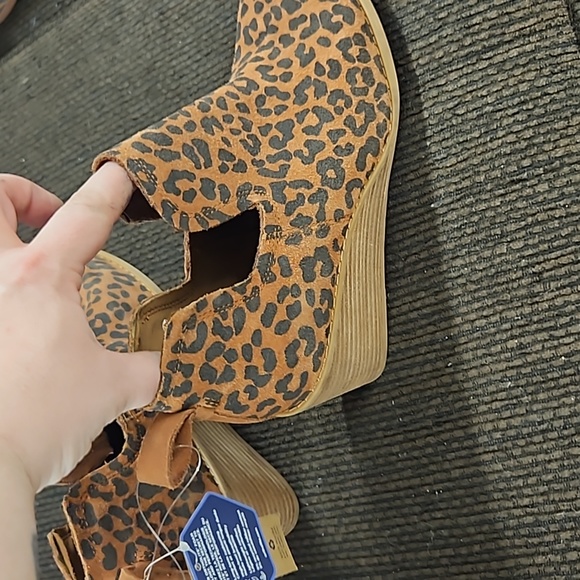 Toms Leopard Print open Wedge size 7.5 - Picture 3 of 4